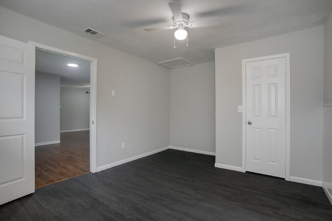 Building Photo - $500 Off Move In Special – First Month