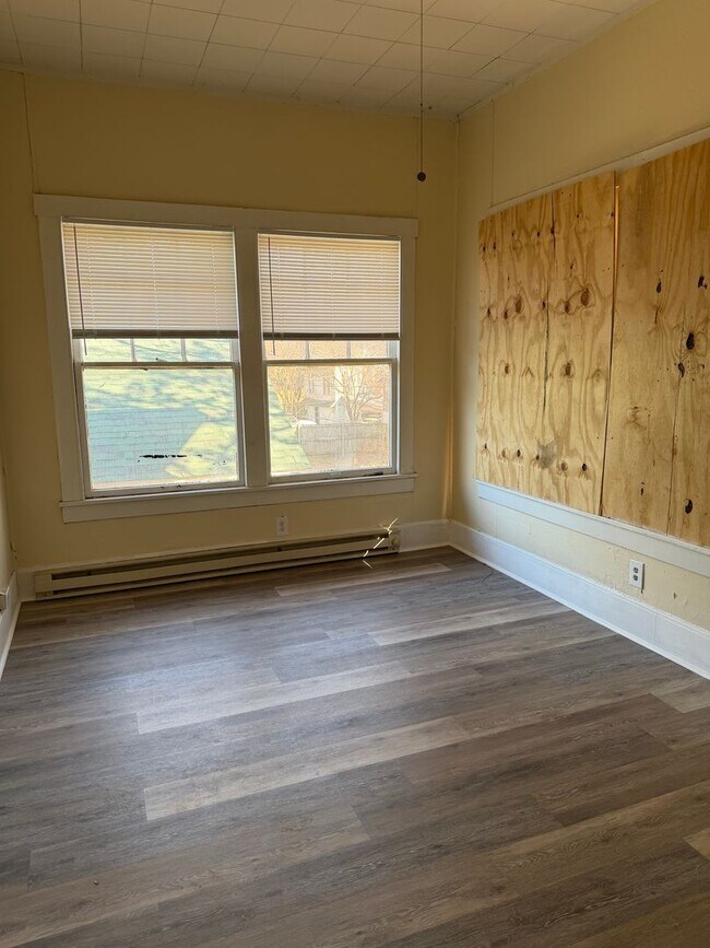 Building Photo - 557 Merrick St