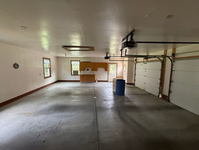 Building Photo - 1695 Louser Rd