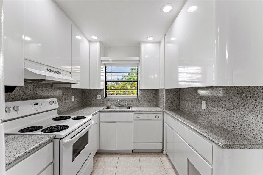 Building Photo - 200 Jacaranda Dr