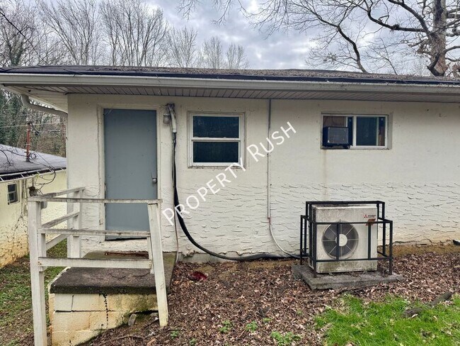 Building Photo - 708 W 47th St