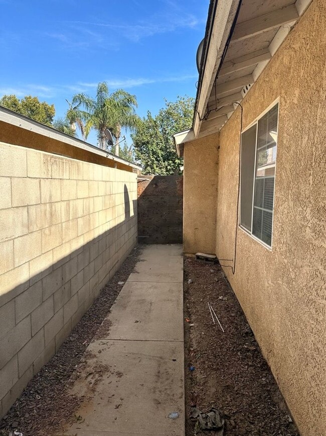 Building Photo - 438 Willow Dr