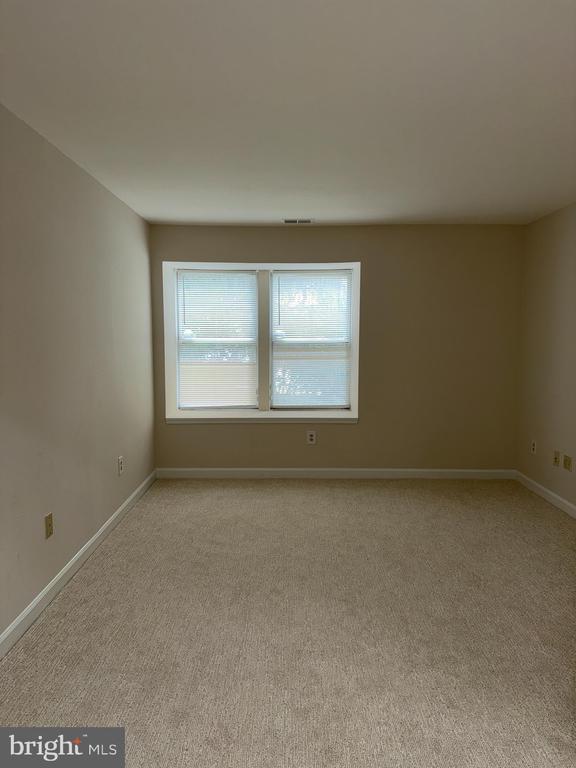 Building Photo - 3321 Sir Thomas Dr