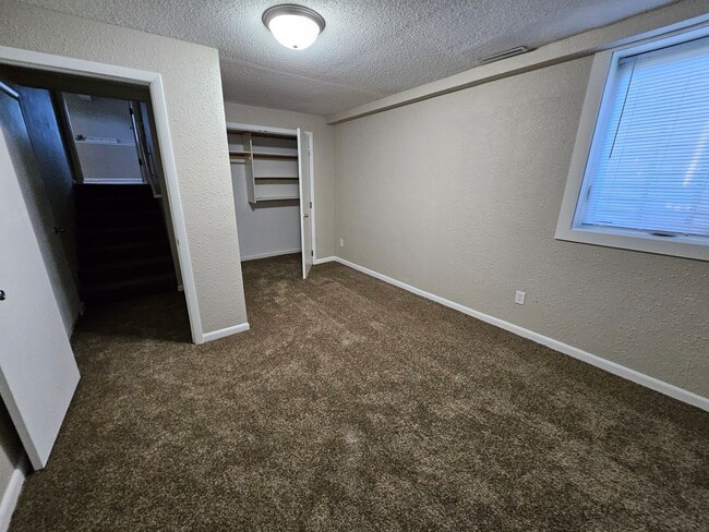 Building Photo - Pet friendly split-level 3 bedroom, 1 bathroom bi-attached home!