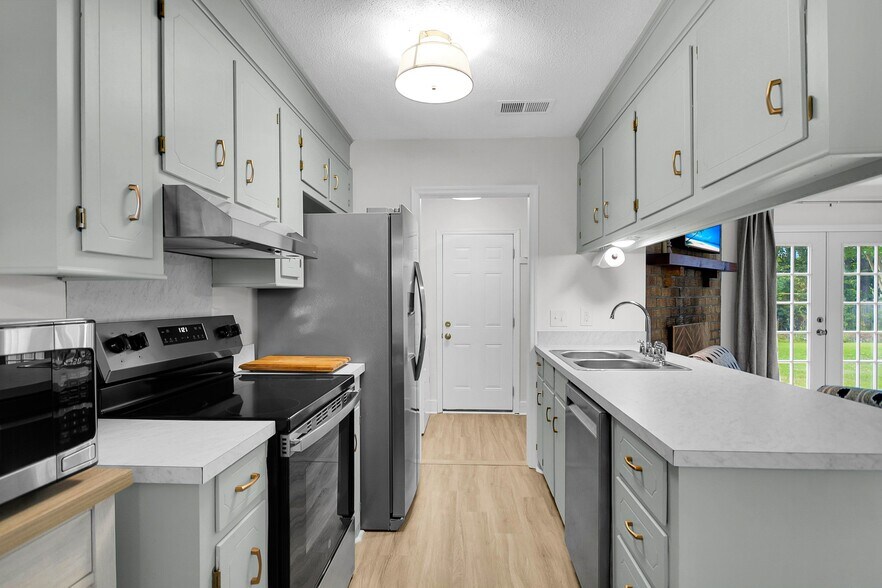 all new appliances - 113 Ashwood Ct