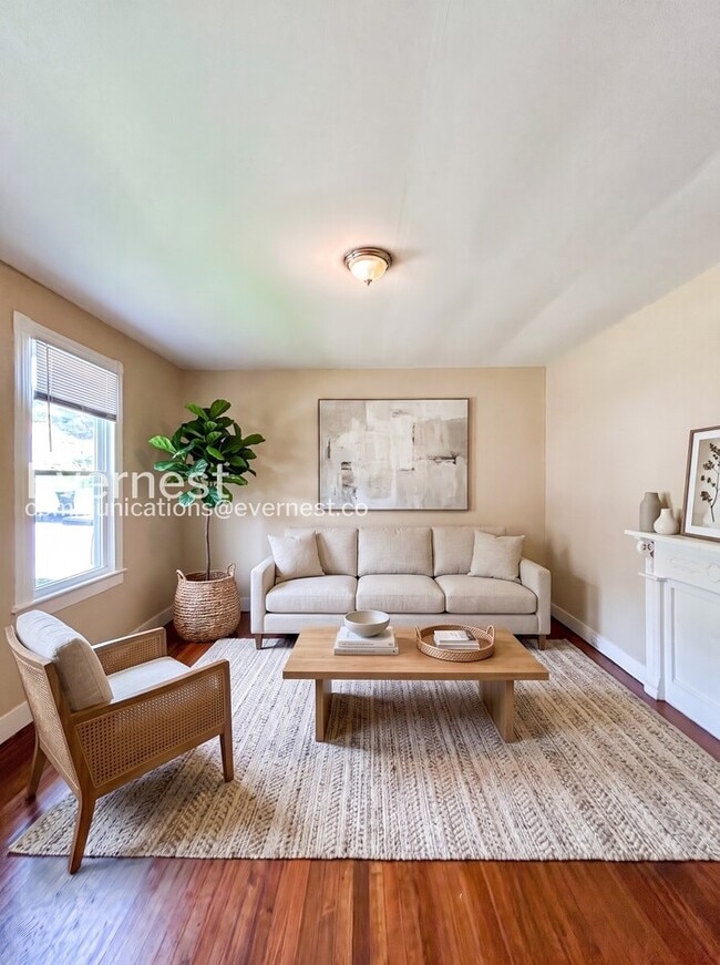 Building Photo - 3 Bed, 1 Bath Home with Driveway and Hardwood Floors | Housing Vouchers Accepted |  Available Now!