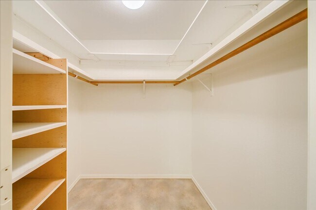 Building Photo - Elegant Condo Near the River
