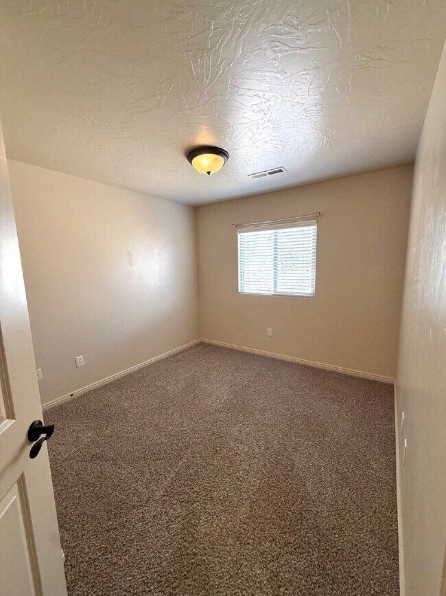 Building Photo - Fossil Hills Townhomes 3 Bed 2.5 Bath