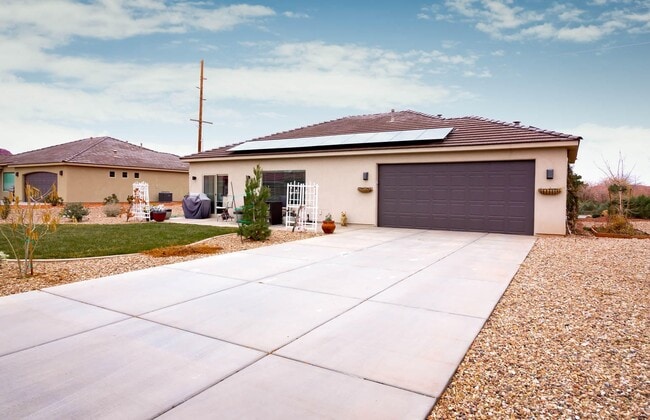 Building Photo - Red Mountain Jewel!  WITH SOLAR PANELS!!