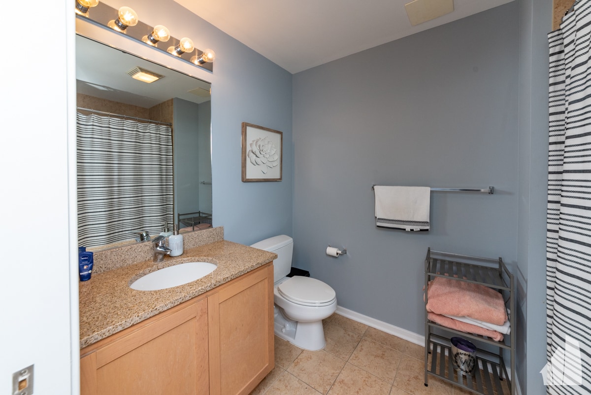 Building Photo - 1 E 8th St