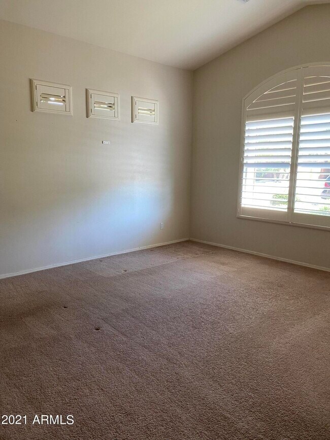 Building Photo - 2350 W Maplewood St