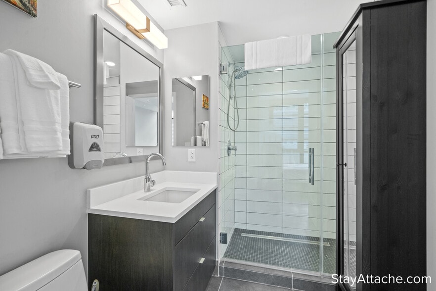 Building Photo - 1300 4th St SE