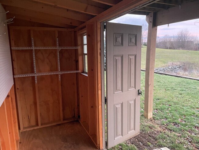 Building Photo - Beautiful 3 bedroom 2 bathroom Rancher in Great Manheim Location!