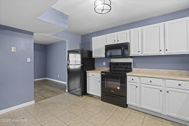 Building Photo - 106 King George Ct