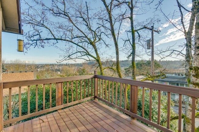 Building Photo - Updated 3 Bedroom, 1.5 Bathroom Duplex in ...