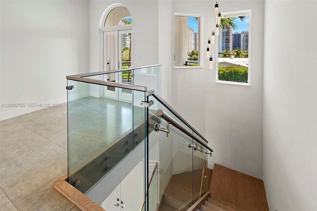 Building Photo - 552 Palm Dr