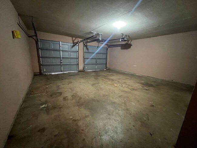 Building Photo - 2301 River Oaks Cir