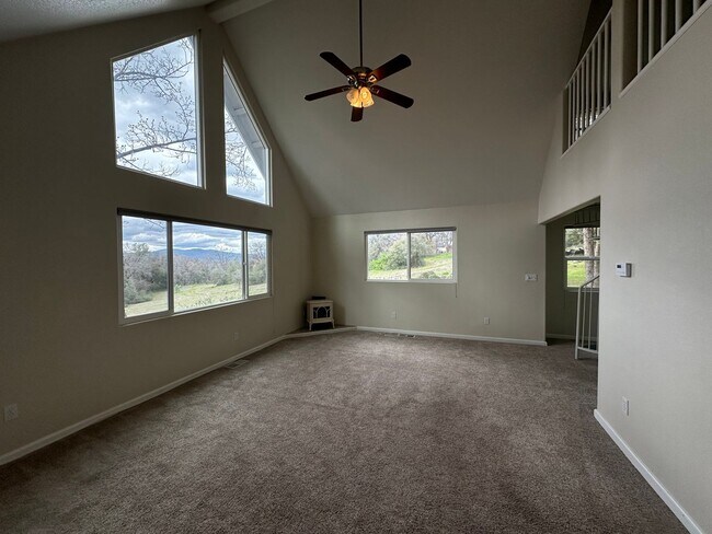 Building Photo - Country Home in Great Penn Valley Location...