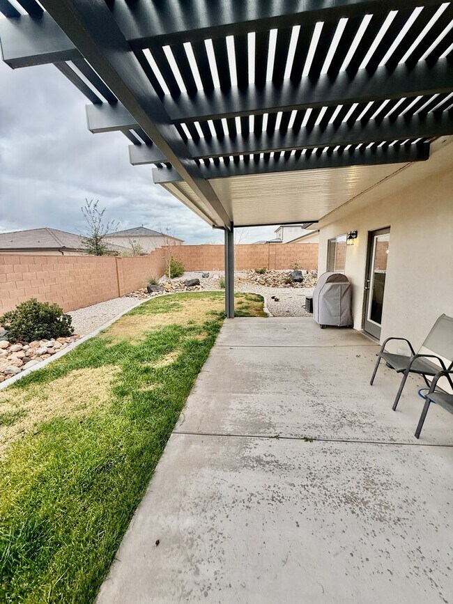 Building Photo - Lovely Pet Friendly 3-BR + Office in Sage Canyon