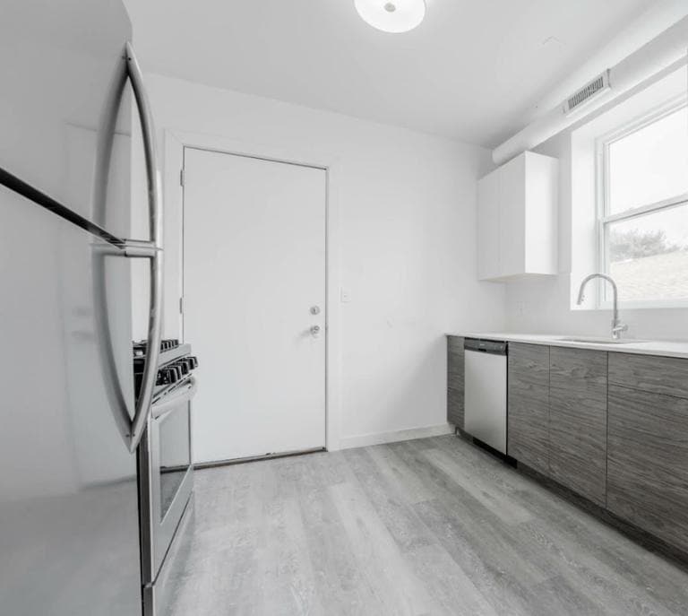 Building Photo - 1704 W Glenlake Ave