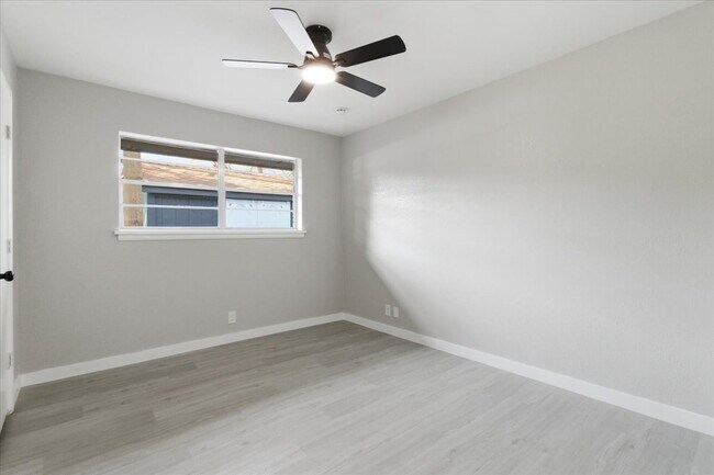 Building Photo - "Spacious 3-Bed, 2-Bath Gem with 2,155 Sq. Ft. on University Drive in Arlington, TX!"