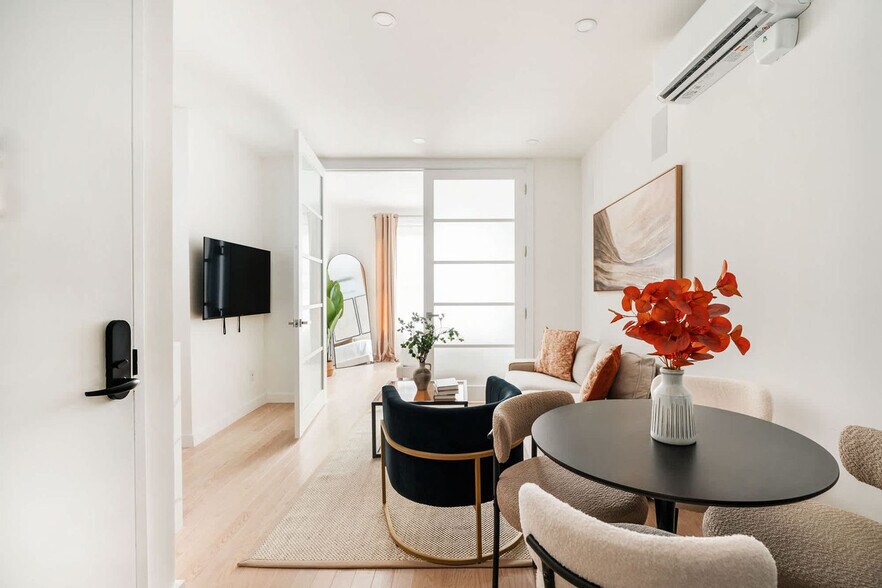 Building Photo - 347 E 78th St