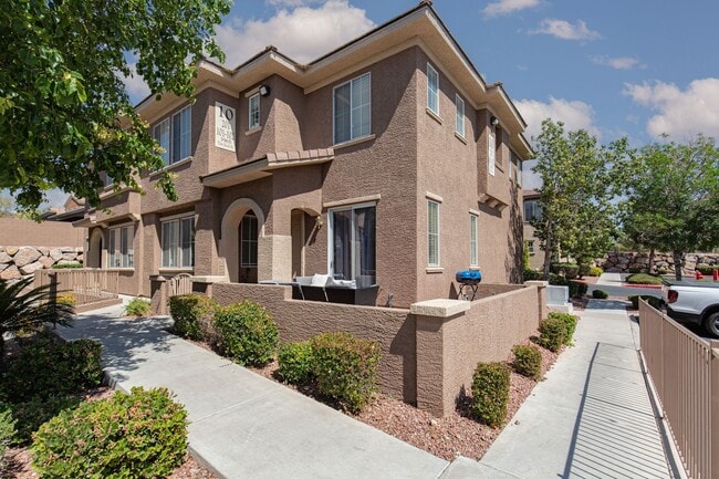 Building Photo - NW townhome with 2 car garage in gated community.