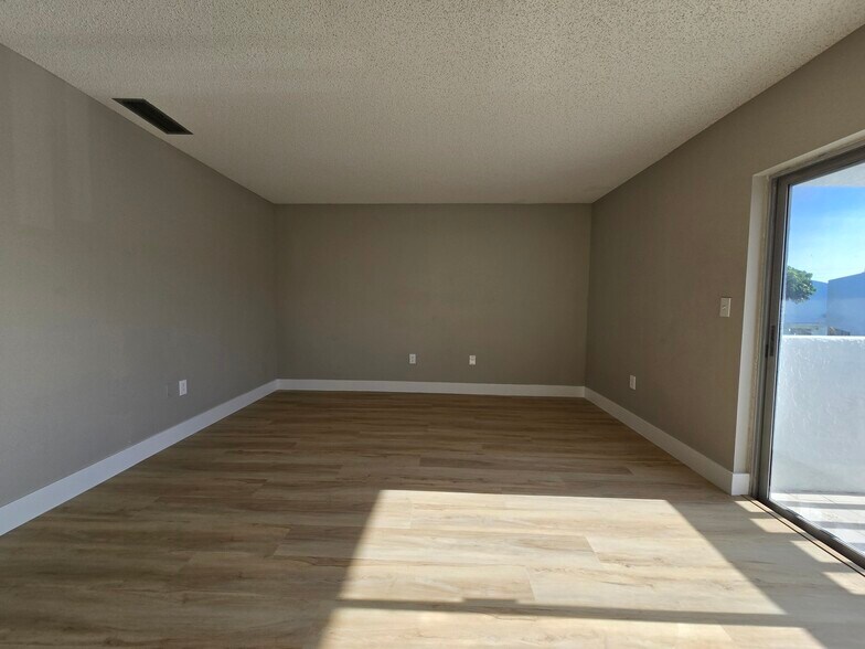 Building Photo - 17120 SW 94th Ave