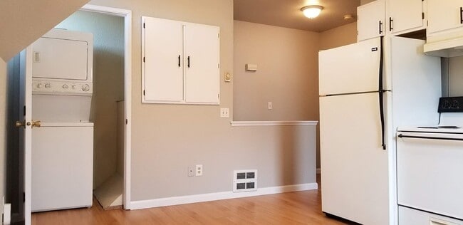 Building Photo - MOVE IN READY NOW! Desirable down town location. 1 bed, 1 bath. Includes water, sewer and garbage.