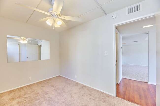 Building Photo - E Camelback