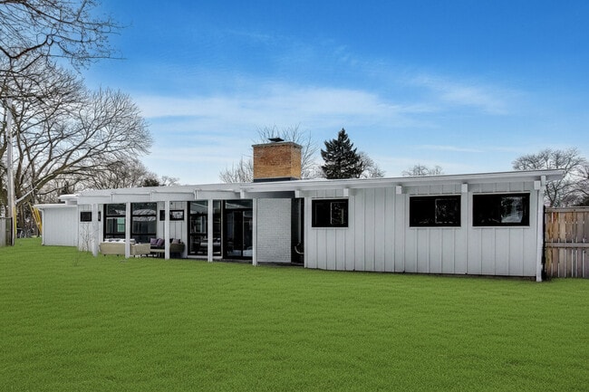 Building Photo - 2649 N Crawford Ave