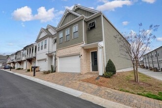 Building Photo - 123 Village Green Ave