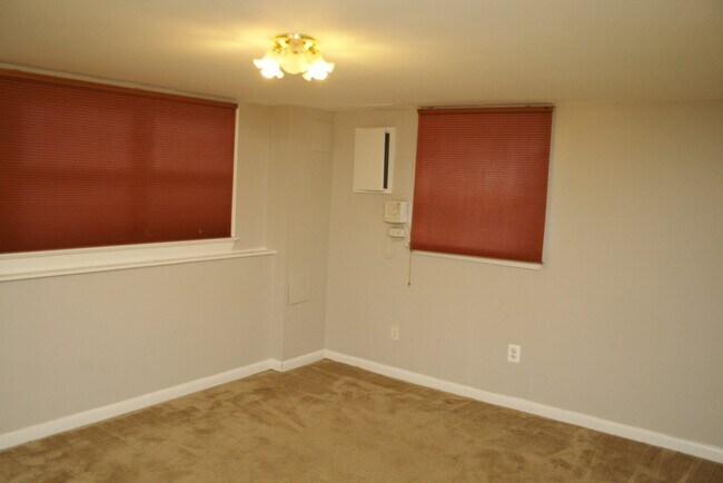 Building Photo - 576 Manor Rd