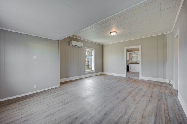 Building Photo - FREE MONTH RENT! Freshly Updated 3 Bedroom House