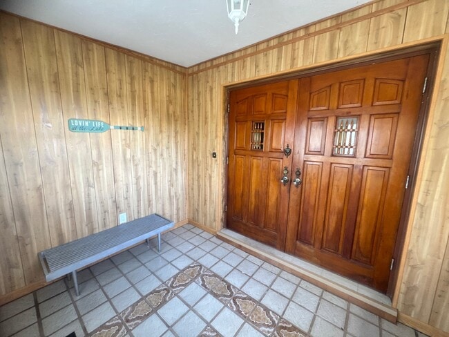 Building Photo - 19 Windy Point Rd