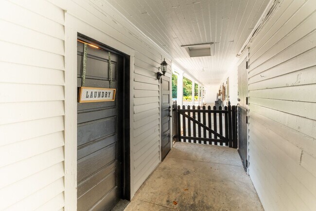 Building Photo - 326 Sumter St SE