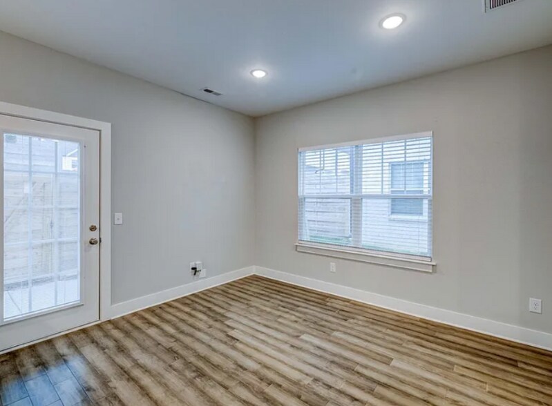 Building Photo - 2129 Bayport Ave