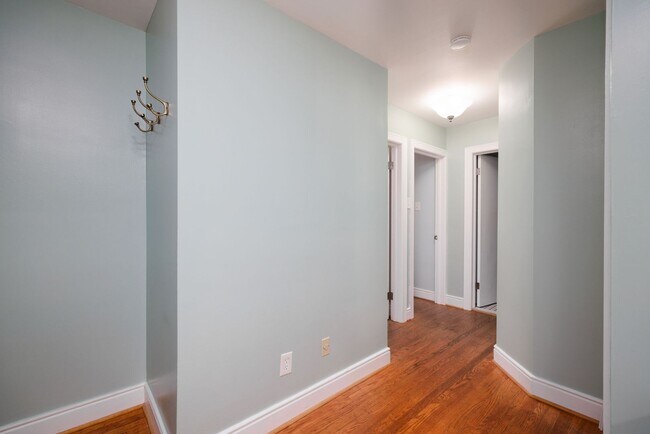 Building Photo - 4050 Forest Hill Ave