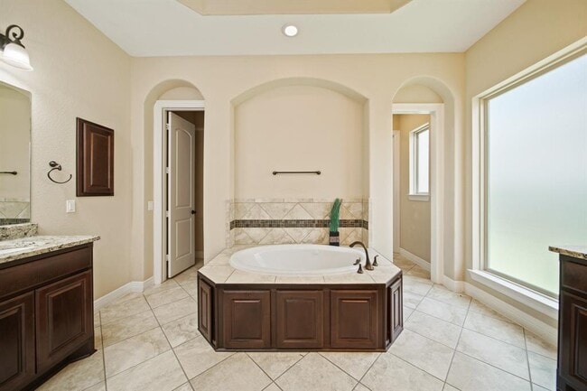 Building Photo - 10 Val Delsa Ct