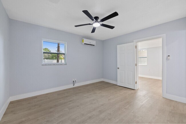 Building Photo - 2706 W Tampa Bay Blvd