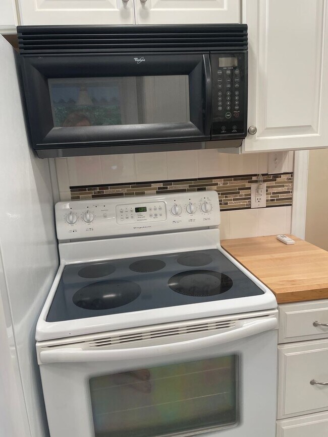 Building Photo - 4 BR 3 BA house on corner lot