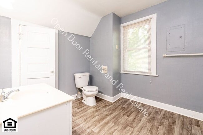 Building Photo - 1030 1/2 Lake Ave