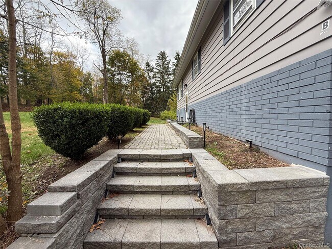 Building Photo - 487 N Elting Corners Rd