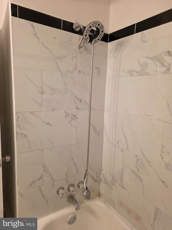 Building Photo - 5927 Leewood Ave