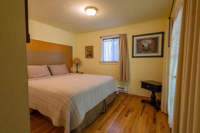 Building Photo - 550 square foot Fully Furnished short term...