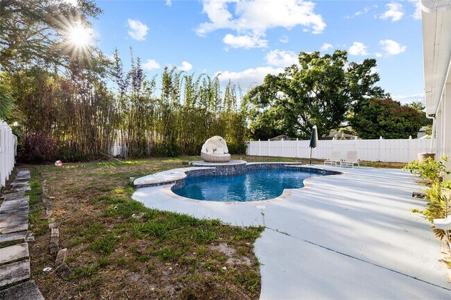 Building Photo - 304 N Matanzas Ave