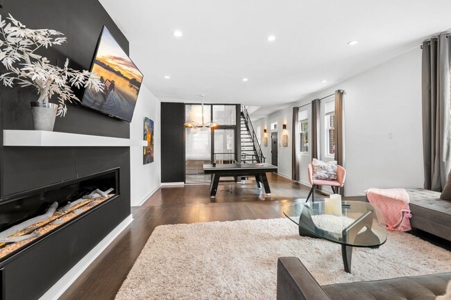 Building Photo - 4 Bedroom / 3 Bathroom Modern Contemporary...