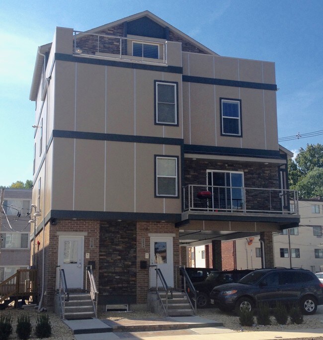 Building Photo - 405 W Green St