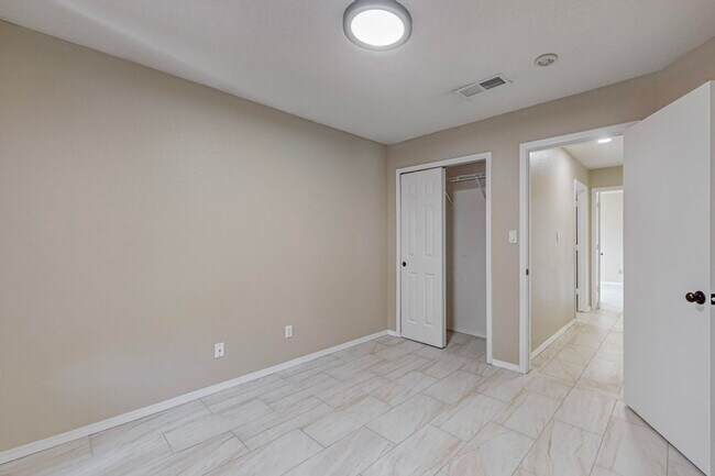 Building Photo - Southwest 3 Bedroom  2 Bath with  2 car Ga...