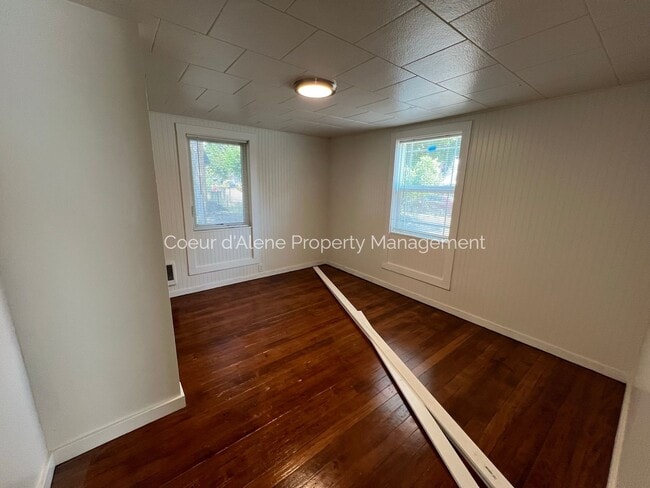 Building Photo - 2 bed, 1 bath in great Mid Town location!